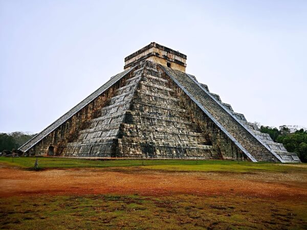金字塔被列为世界七大奇迹之一，散布80座金字塔遗迹