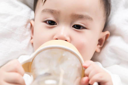 哺乳期发烧能喂奶吗？这样做对宝宝的伤害最小！