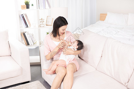 新生儿什么时候喝母乳最健康？产科医生：不要晚于这个时间