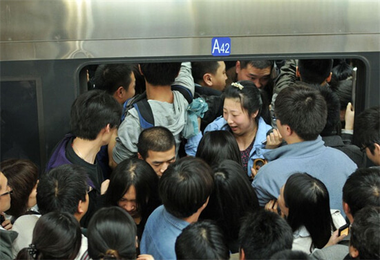五一挤不上地铁 安保使劲推乘客上车 地铁会超载吗？