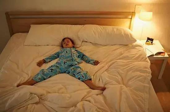 怎样才能让孩子乖乖一个人睡觉，你造吗？