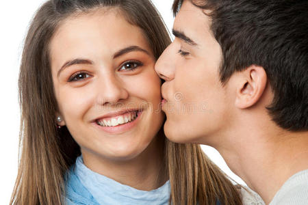 “接吻”时，男人有这三种迹象，便是深爱着你